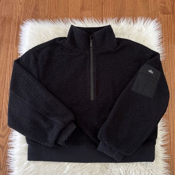 ALO Yoga Tops - ALO Yoga Sweatshirt Women’s Medium Micro Sherpa Solstice Coverup Black 1/2 Zip
